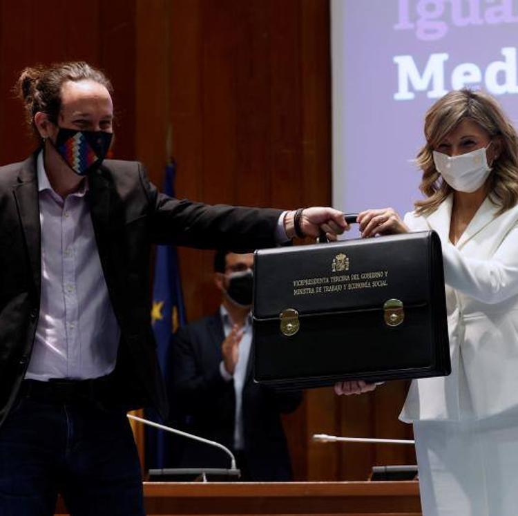 Iglesias escenifica su sucesión en el traspaso de carteras a Díaz y Belarra