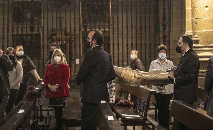 Silencio y recogimiento en la limpieza del Cristo del Santo Sepulcro