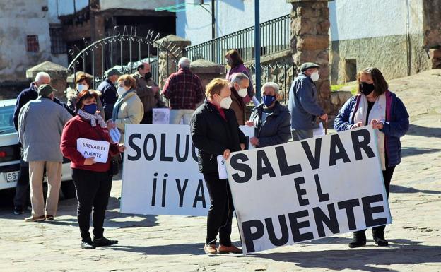 La plataforma 'Salvar el puente de Ortigosa' se manifiesta en Logroño