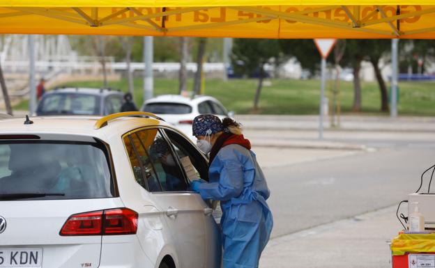 Logroño retoma la vacunación a mayores de 80 años sin bajar del coche