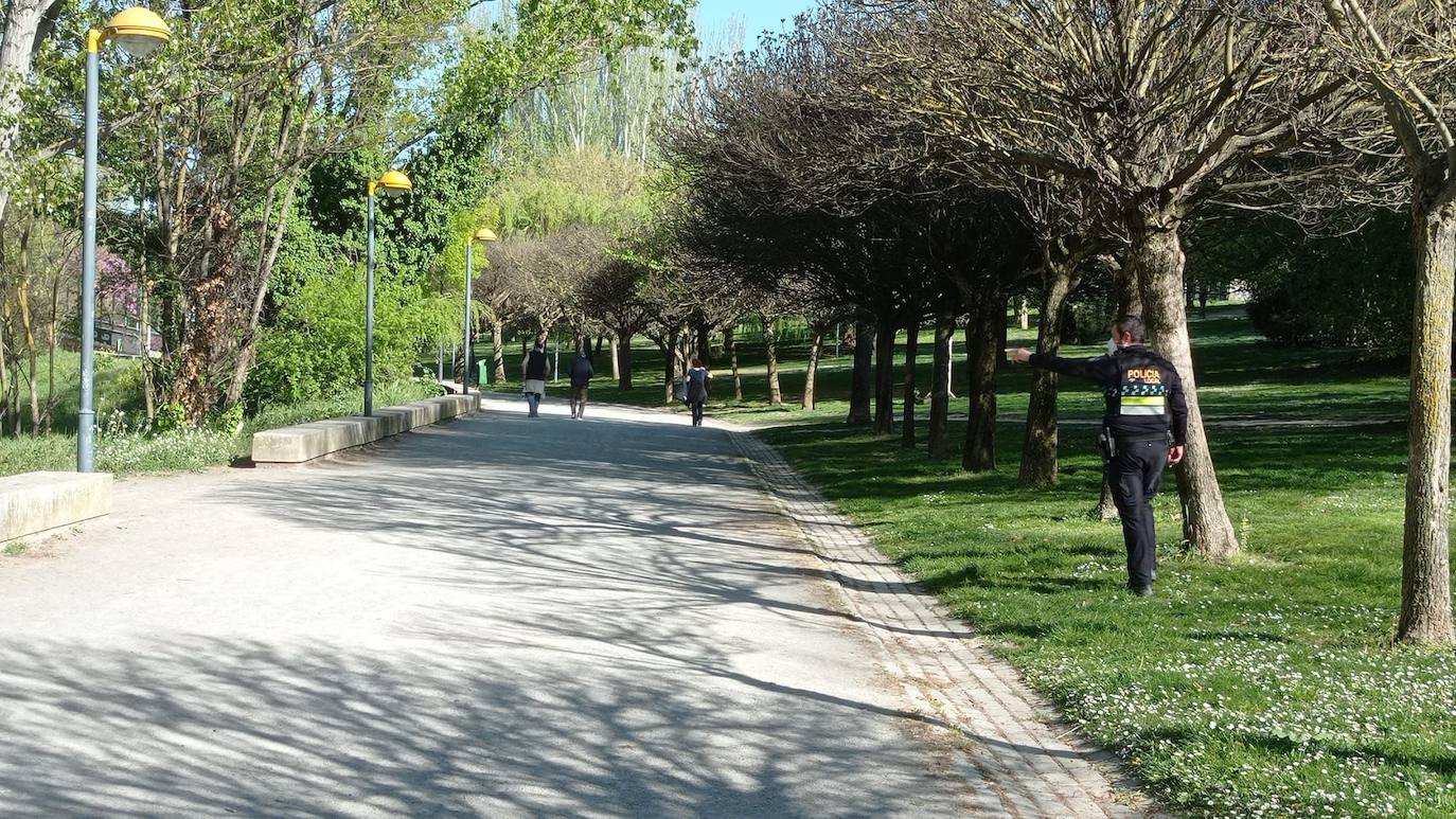 Investigados cuatro jóvenes por colocar hilo de pescar en el parque del Ebro para provocar la caída de ciclistas