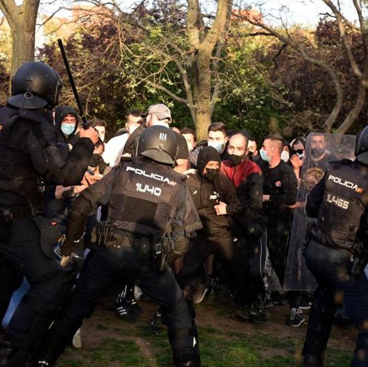 Dos detenidos y 14 heridos tras los incidentes en Vallecas por un mitin de Vox