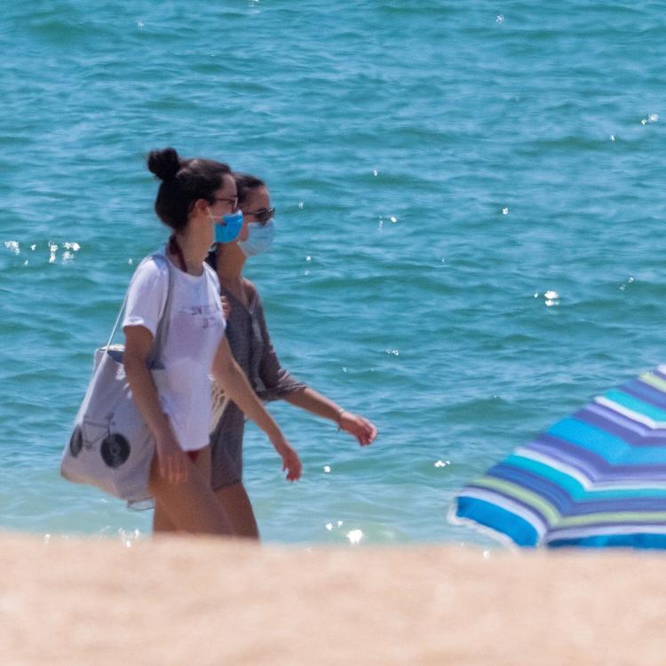 Sanidad entierra su proyecto de imponer mascarilla en todo momento en playas y piscinas