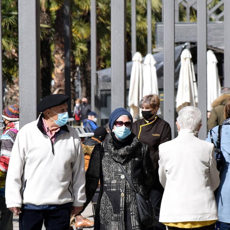 Dos fallecidos, más casos activos y más presión hospitalaria