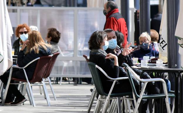 Las reuniones en interiores podrán ser de seis personas desde este sábado