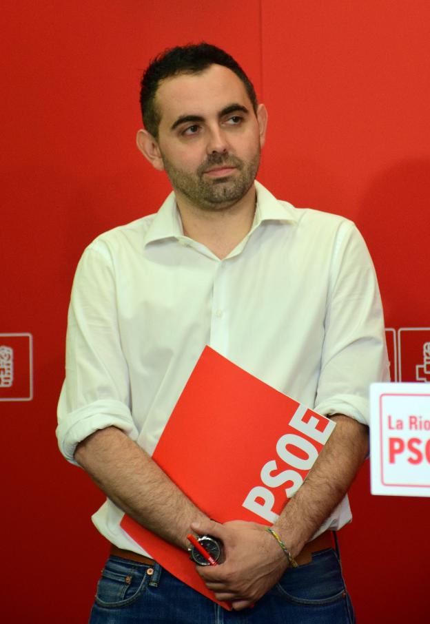 Raúl Juárez dimite como diputado tras ser suspendido como profesor de la UR