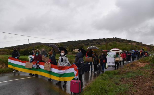 Maletas en la carretera como protesta contra los parques eólicos