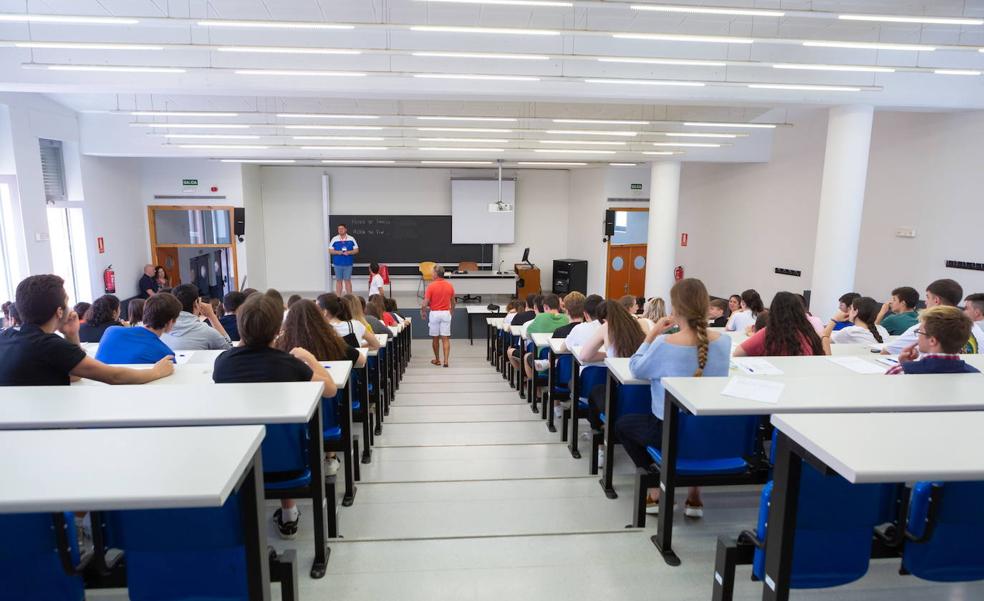 Nueve de cada diez universitarios trabajan, pero el 27% en un área distinta a la de sus estudios