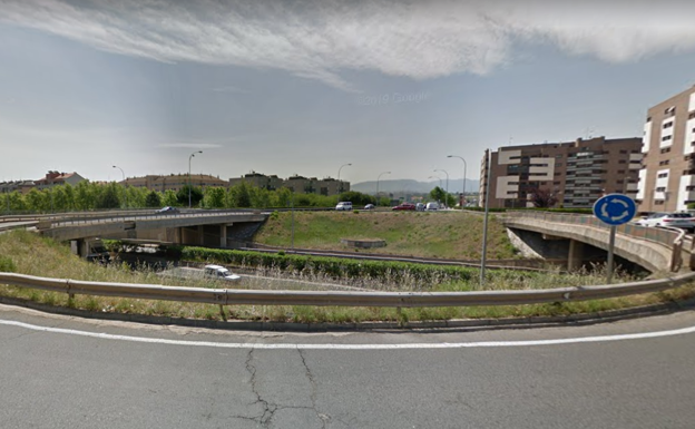 Herida una mujer por la colisión de un coche y una moto en Logroño
