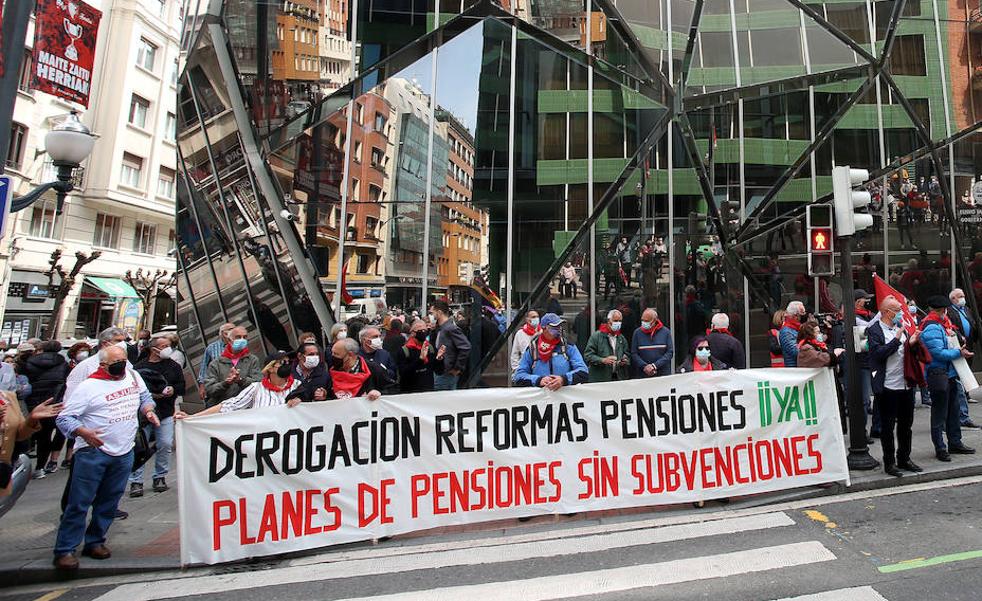 Mantener la «generosidad» de las pensiones supondrá subir las cotizaciones de los empleados