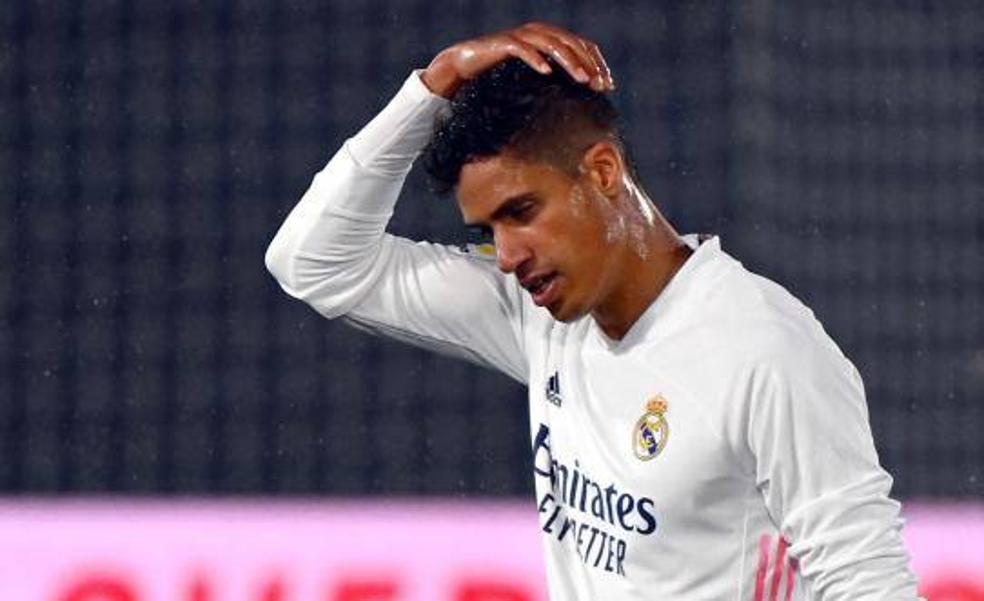 Varane despeja balones sobre su futuro