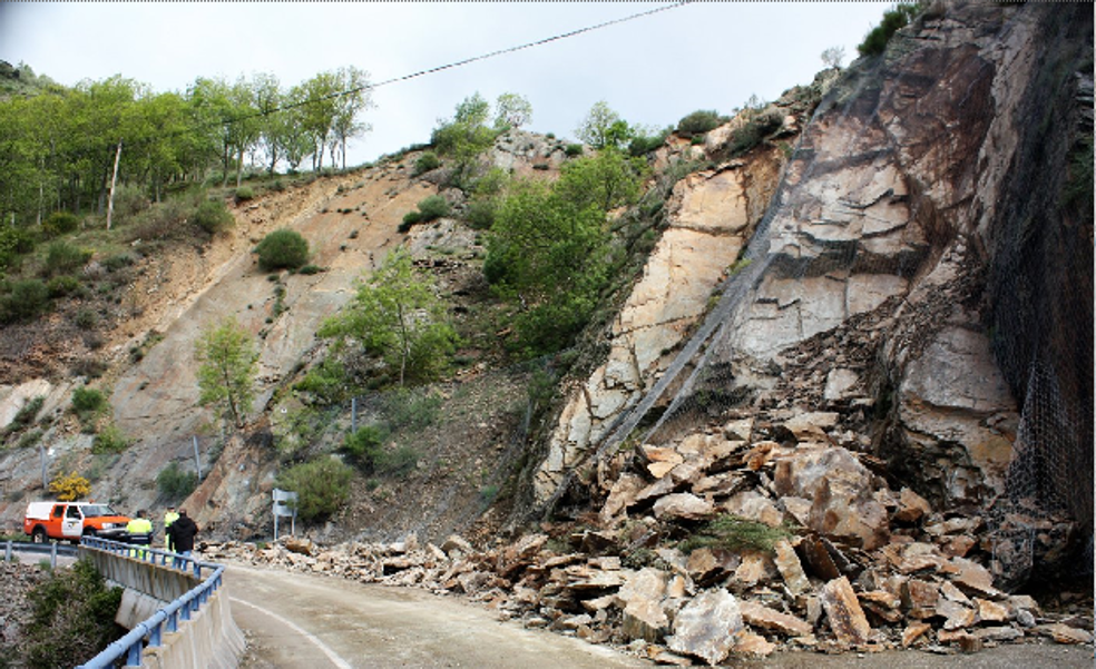 Un desprendimiento deja 60 toneladas de rocas en la LR-113