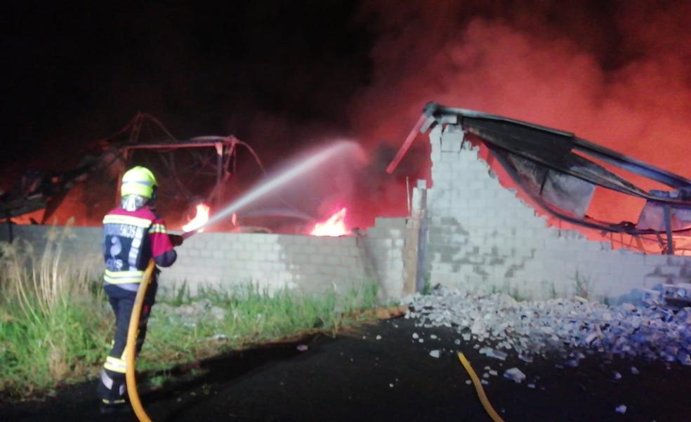 Un incendio calcina la empresa Troquelados Cordón de Arnedo