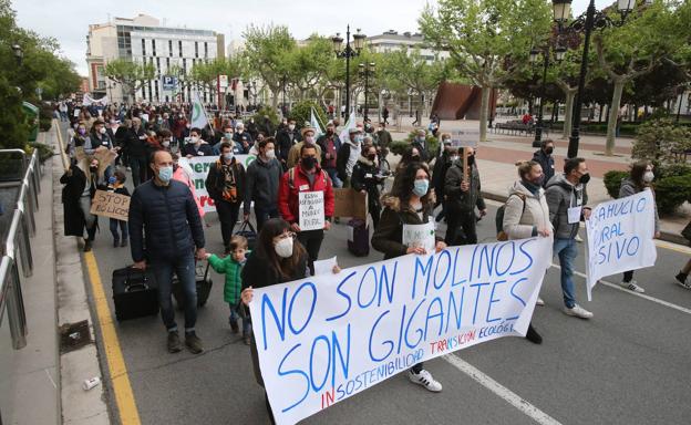 «Luchamos contra gigantes», grita medio millar de personas en Logroño contra los megaparques eólicos