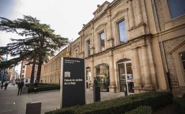 Piden cárcel para un arquitecto por falsificar una firma para ganar más dinero en las obras del frontón de Tricio