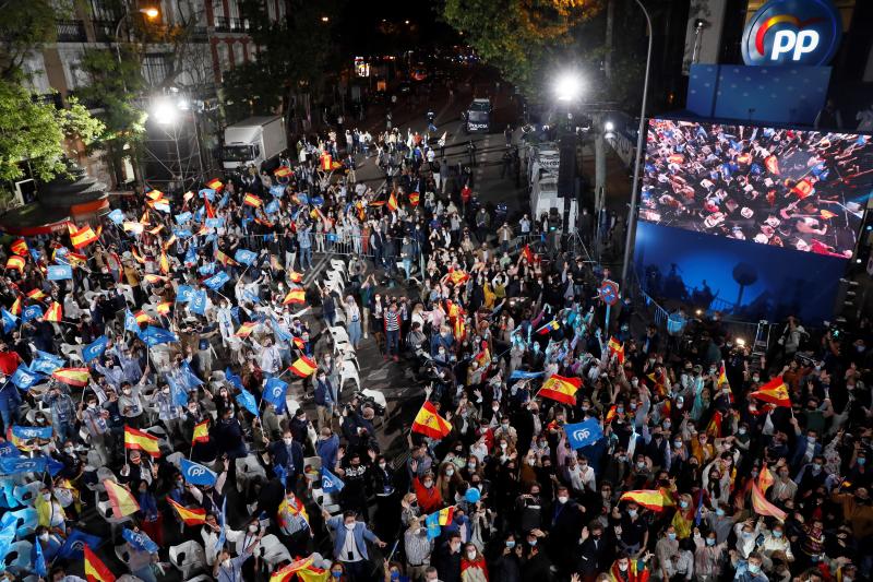 Ambiente de celebración en la sede del PP en Génova