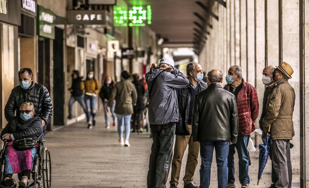 Un fallecido por COVID en un día en el que disminuye la incidencia y suben los casos