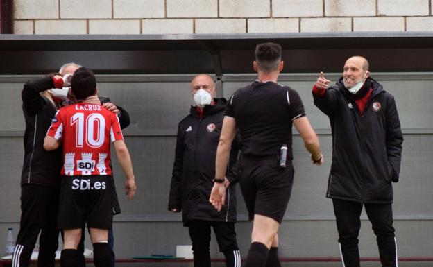 Últimas instrucciones de Aguilá como técnico de la SDL en el partido frente al Bilbao Athletic