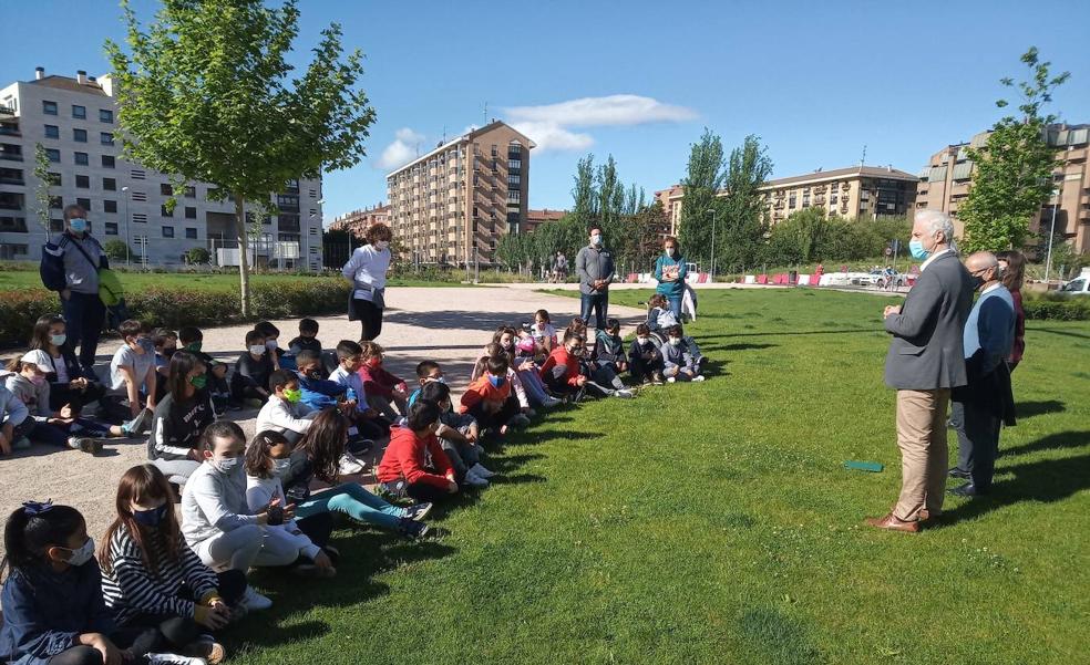 El alcalde participa con los alumnos del Espartero en la limpieza de los parques Felipe VI y del Carmen