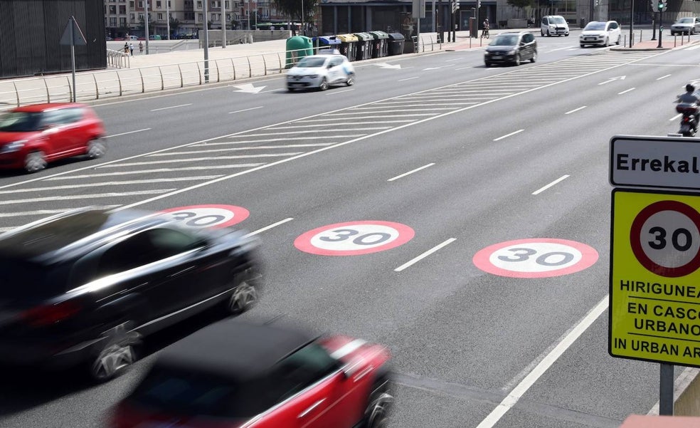 Los conductores pisan el freno a partir de hoy para circular a 30 km/h