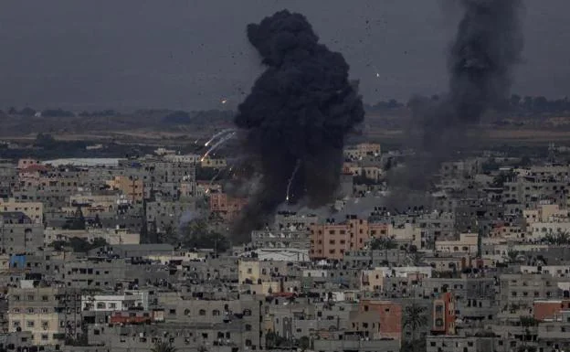 El humo se eleva después de un ataque aéreo israelí en la ciudad de Gaza /EFE