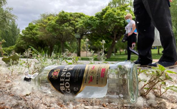 800 jóvenes se concentran en el parque del Ebro para seguir la fiesta