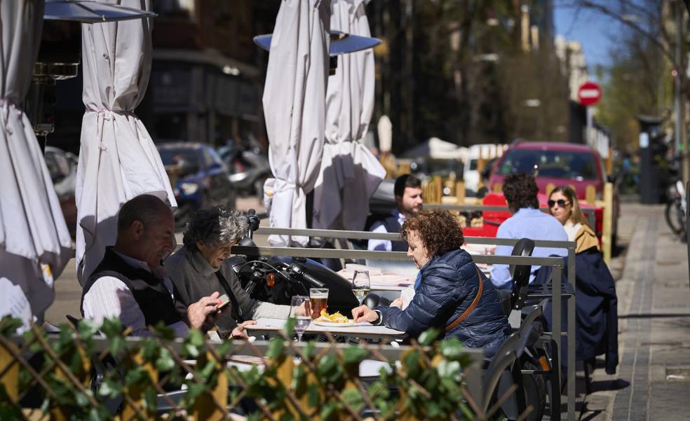 La incertidumbre laboral amenaza el salto del 'ahorro forzoso' al consumo