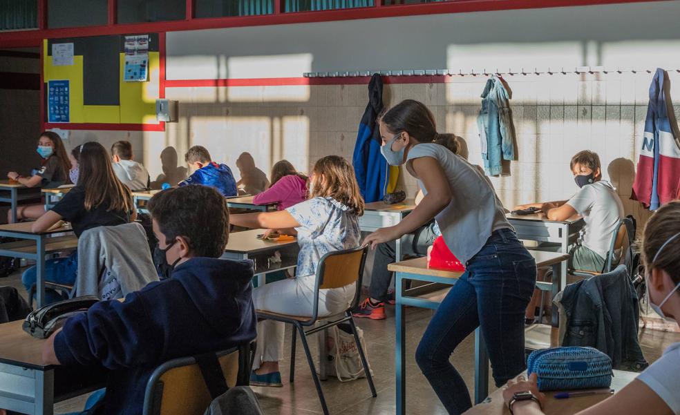 Celaá y las comunidades pactan elevar los alumnos por aula el próximo curso