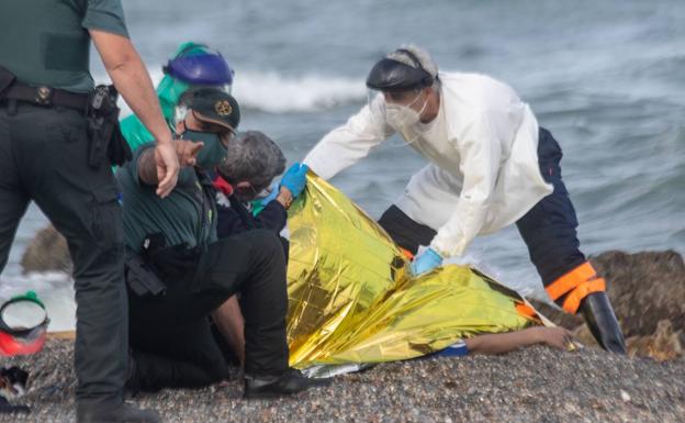 Hallan un cadáver en el mar junto a la frontera de El Tarajal