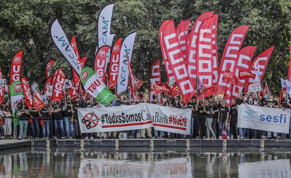 El PSOE presiona los ERE bancarios con una iniciativa en el Congreso