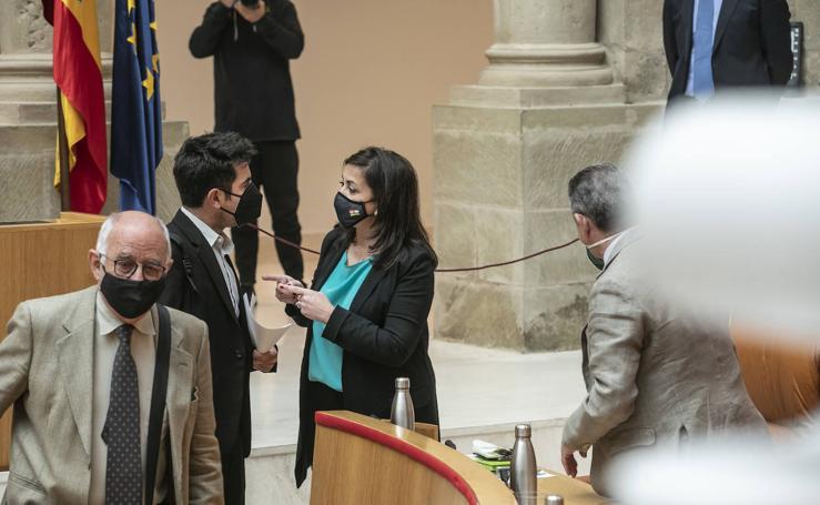 Encuentros y gestos en el Pleno del Parlamento de La Rioja