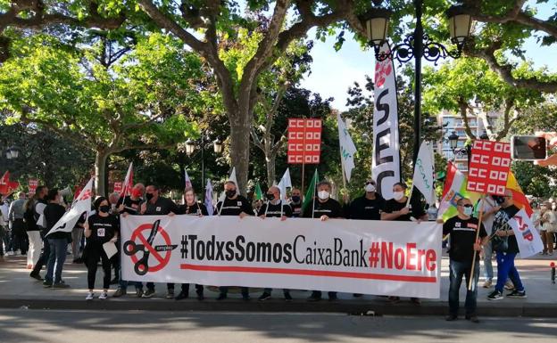 Protesta contra el ERE de CaixaBank, que afectará a 123 empleados en La Rioja