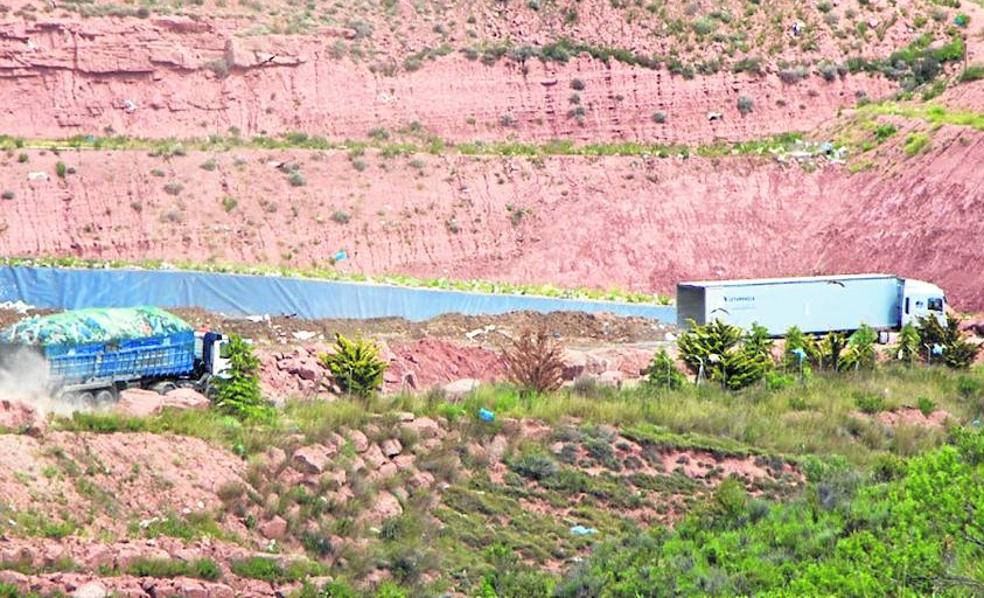 Ecologistas alertan de los residuos de otras regiones que llegan al vertedero de Nájera