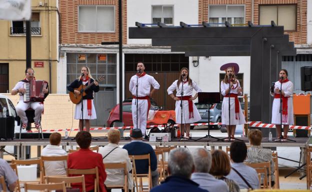 Voces Riberas inauguran la plaza Bretón en Quel