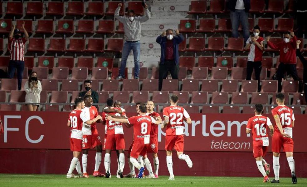 El Girona pone pie y medio en la final por el ascenso