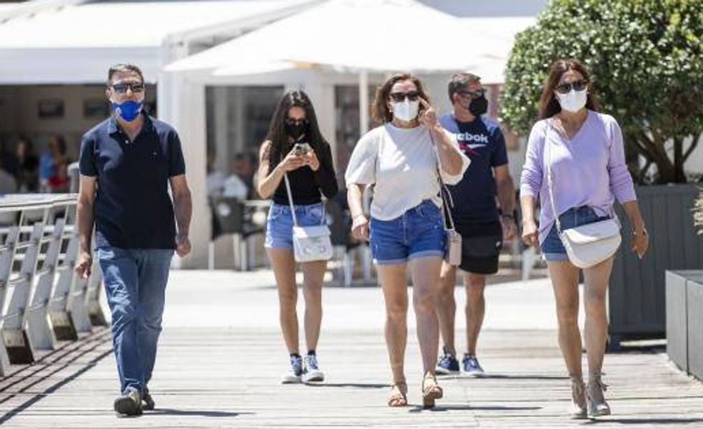 Sanidad notifica 4.975 nuevos casos de covid-19 y la incidencia baja a 117