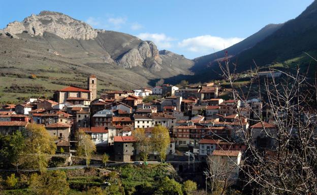 Rescatan a madre e hijo de un canal en Anguiano