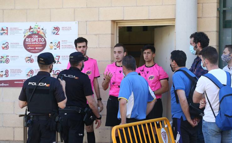 Salida del árbitro con protección policial en el descenso del Agoncillo