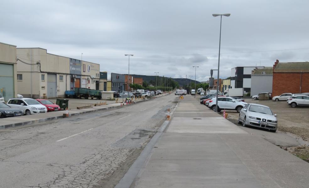 La obra de Planarresano de Arnedo deja a algunas naves por debajo de la calzada