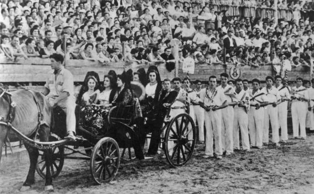 'Manolas' y 'guerristas' haciendo el paseíllo