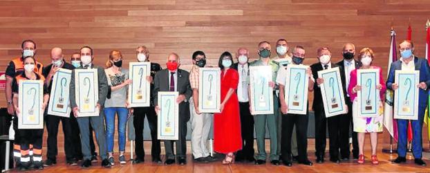 Los cofrades reparten sus medallones