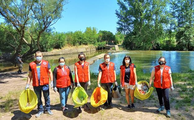 Papeles, chapas y 425 colillas en las cascadas Alberite