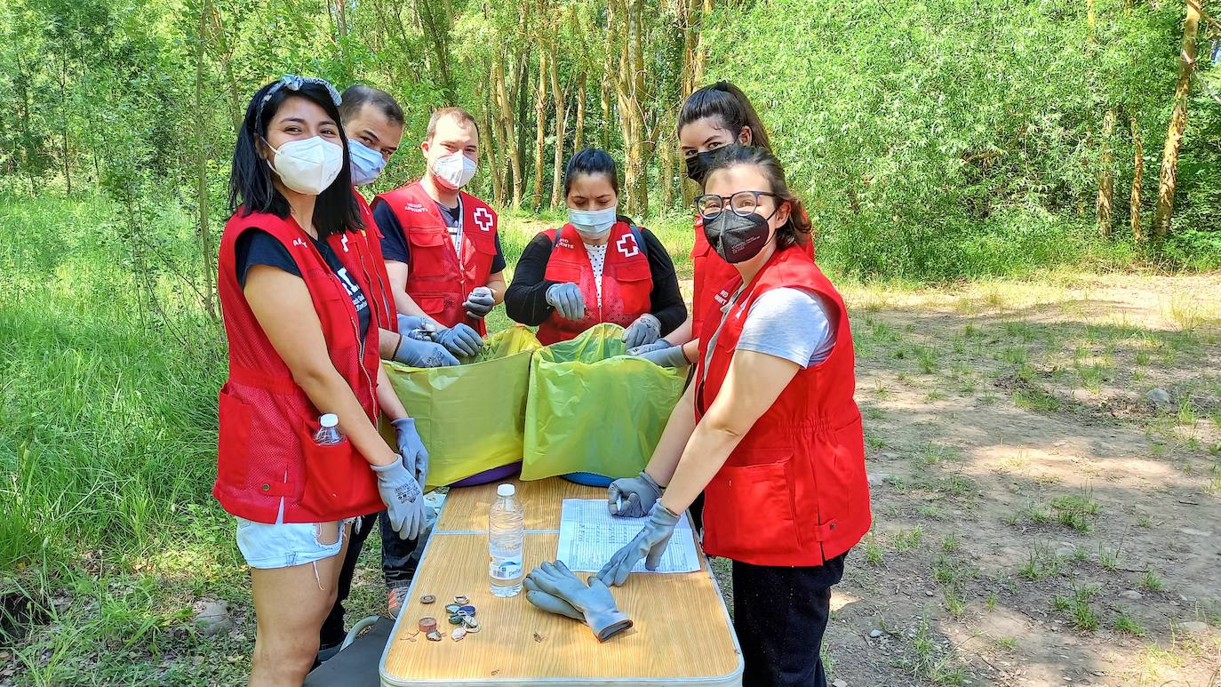 A por la 'basuraleza': voluntarios de Cruz Roja recogen en la orilla del río Iregua más de 1.200 pequeños residuos en Alberite