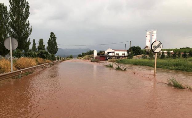 La acumulación de agua obliga a cortar varias carreteras y la vía férrea entre Logroño y Fuenmayor