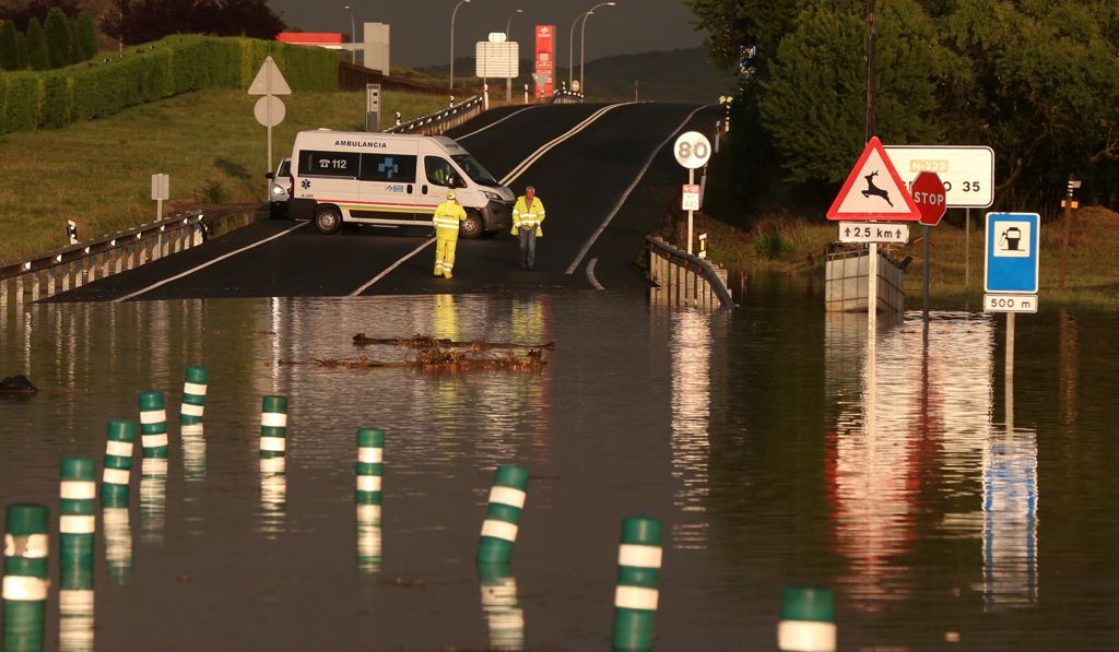 El agua provoca el corte de diferentes carreteras riojanas