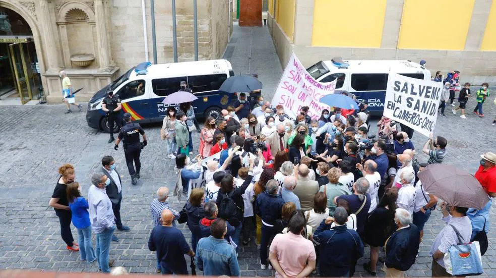 Gritos de protesta contra Andreu y Alba a las puertas del Parlamento