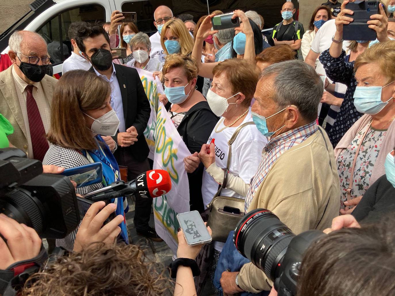 Gritos de protesta contra Andreu y Alba a las puertas del Parlamento