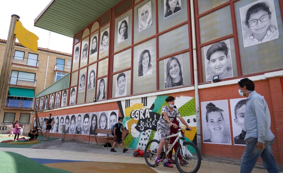 Labastida empapela sus calles con los retratos de los vecinos