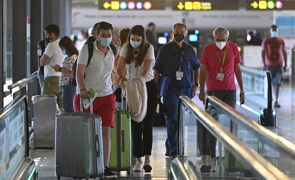 Madrid detecta 94 positivos en Barajas en junio pese a las PCR negativa