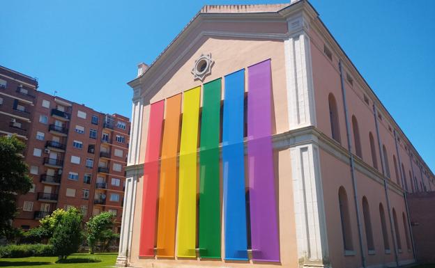 Una gran bandera LGTBI cuelga de la fachada de 'La Bene'